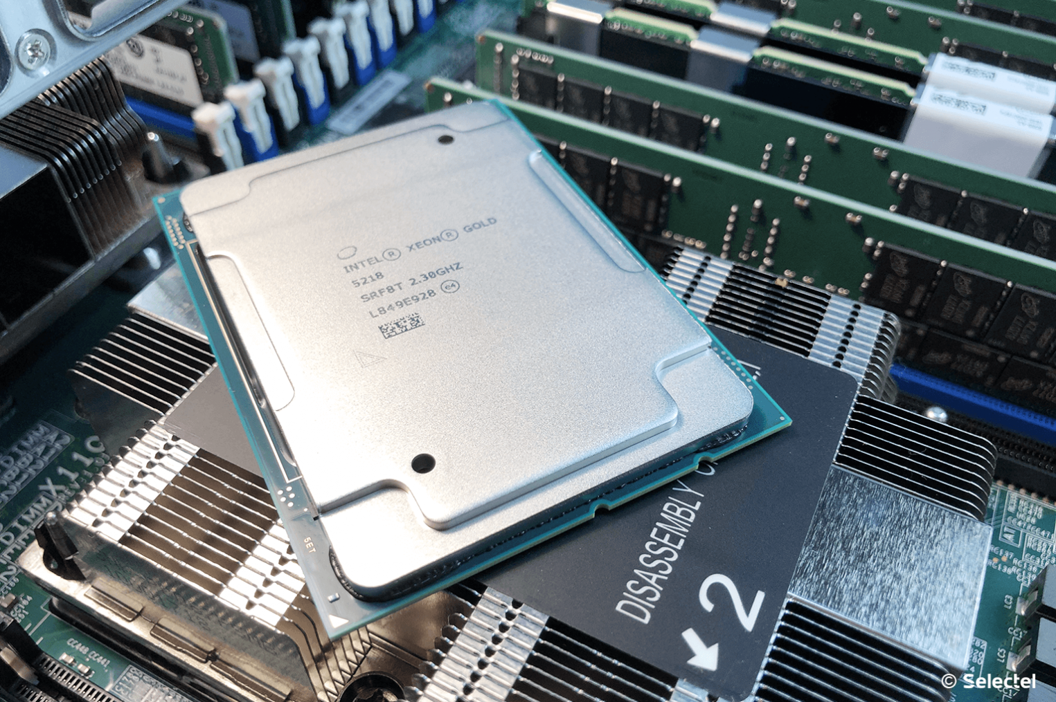 Intel platinum. Intel Xeon 9282. Intel Xeon, Core Ryzen. Процессор платинум 4. Intel Xeon Platinum 9282.