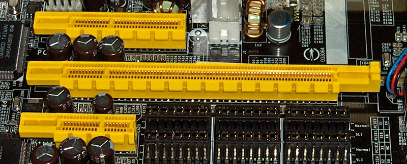 Верхний разъем — PCIe x4, в центре — PCIe x16, внизу — PCIe x1. 