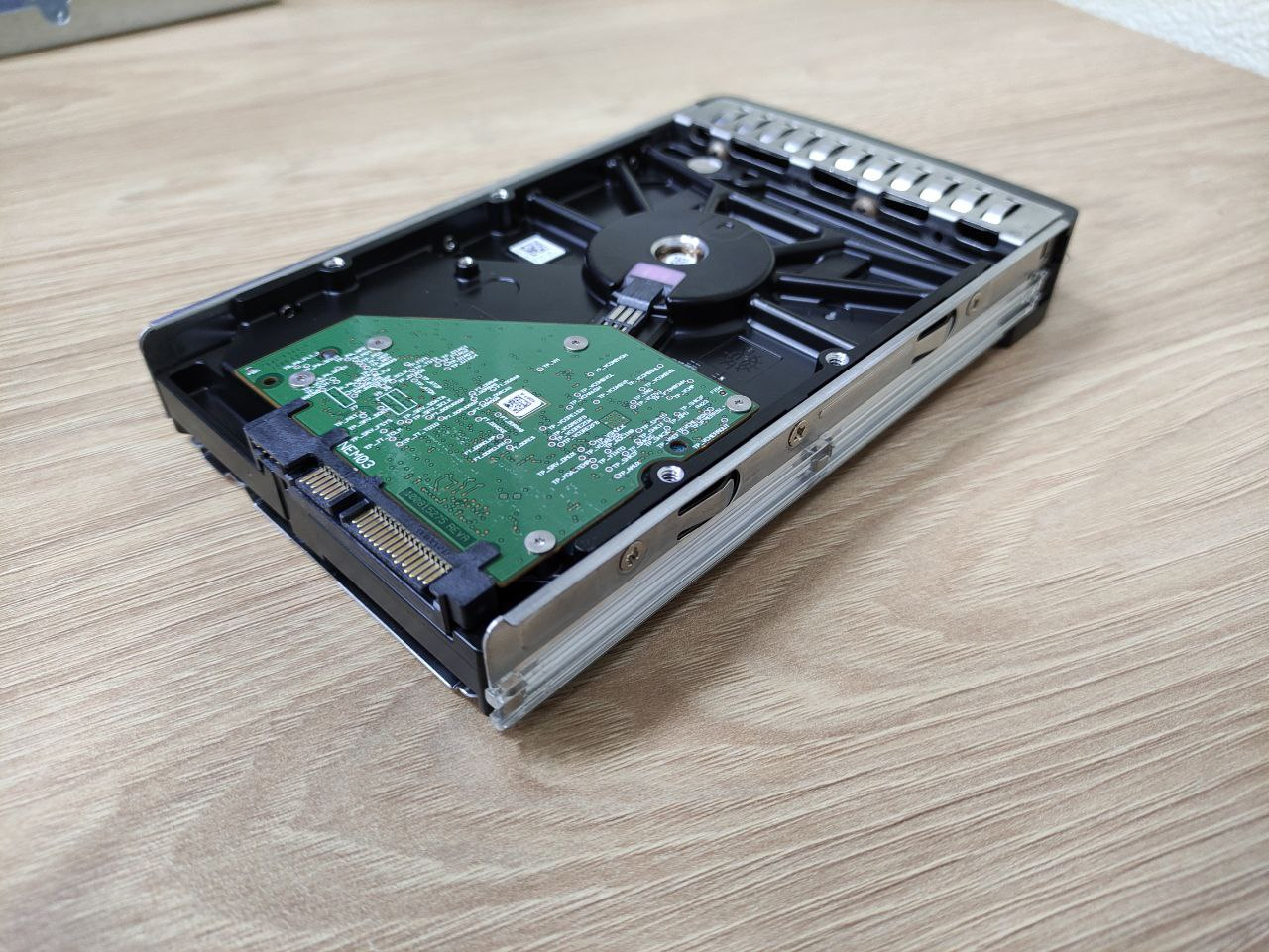 HDD-диск, прикрученный к корзине.