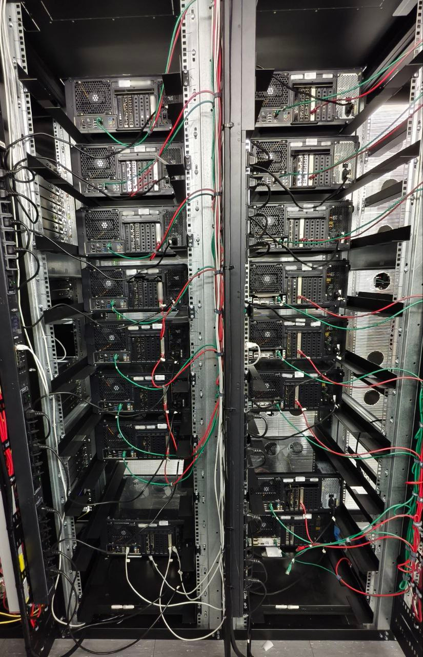 Стандартная серверная стойка, в которой размещены несколько больших корпусов Tower ATX.