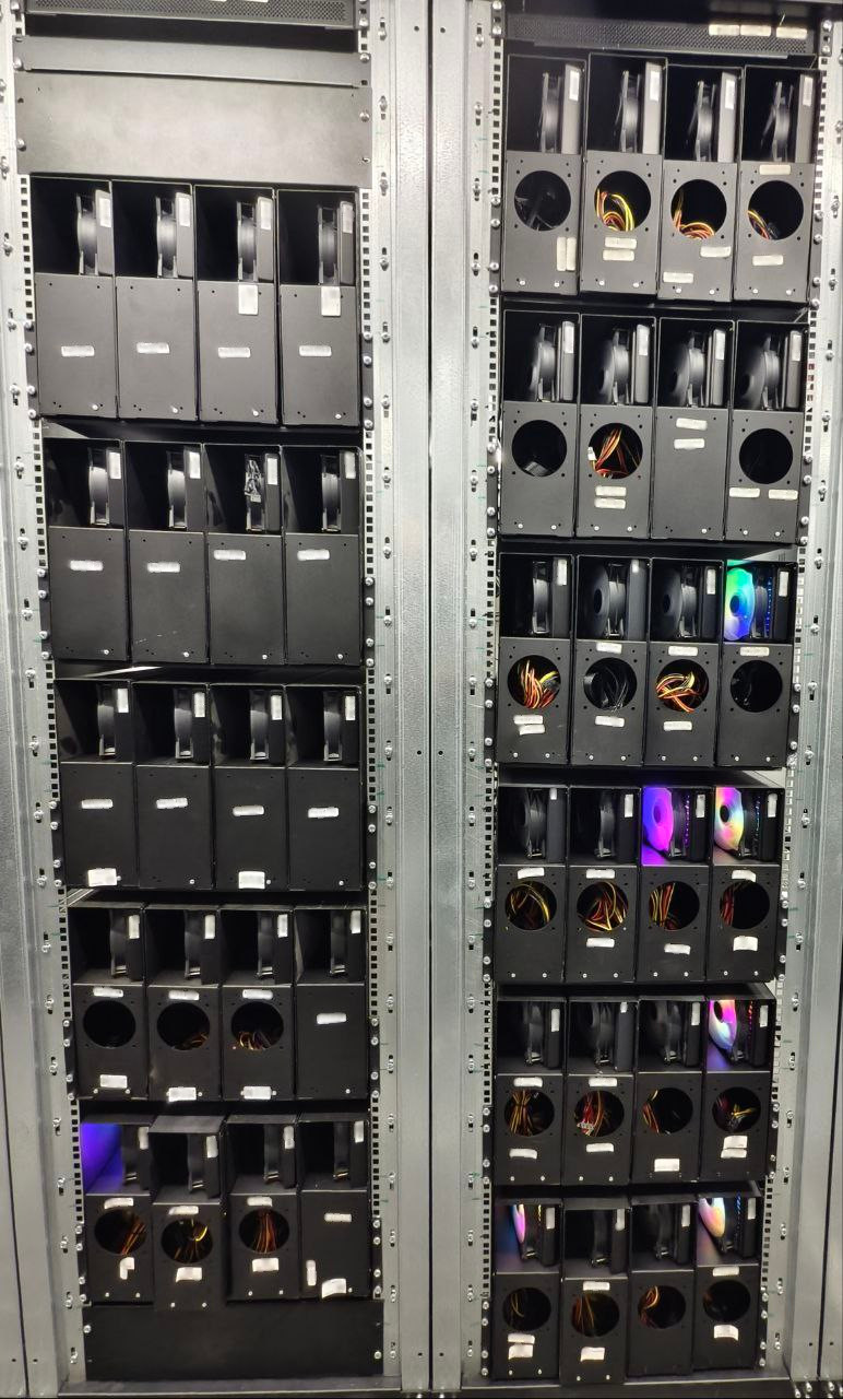 Вид спереди на полностью заполненную серверную стойку с вертикально установленными платформами Slim Tower. Аккуратные и однородные передние панели демонстрируют высокую плотность размещения со стороны холодного коридора.