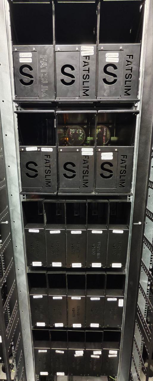 Вид спереди на полностью собранную серверную стойку, в которой скомбинированы платформы UltraSlim и FatSlim. Изображение демонстрирует финальную конфигурацию с высокой плотностью размещения серверов.