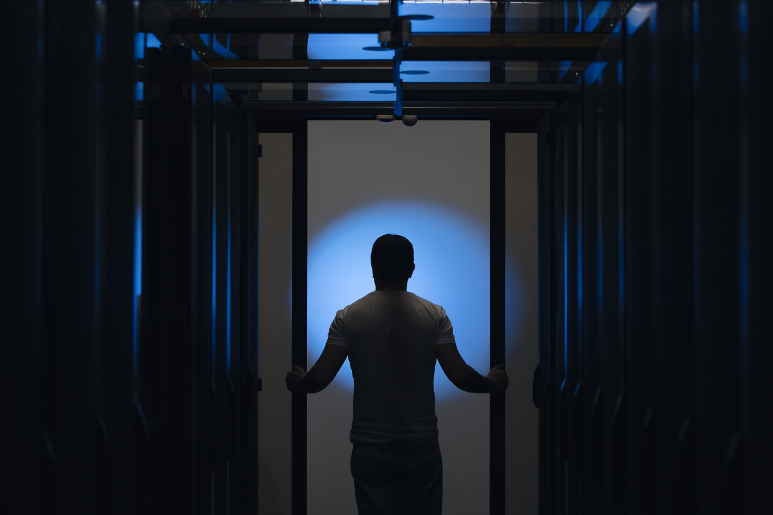 Одинокий человек в полумраке.