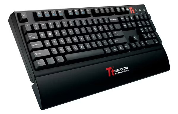 Игровая клавиатура TT Meka G1 — пример стандартной раскладки, несовершенство которой мотивировало к созданию кастомных решений.