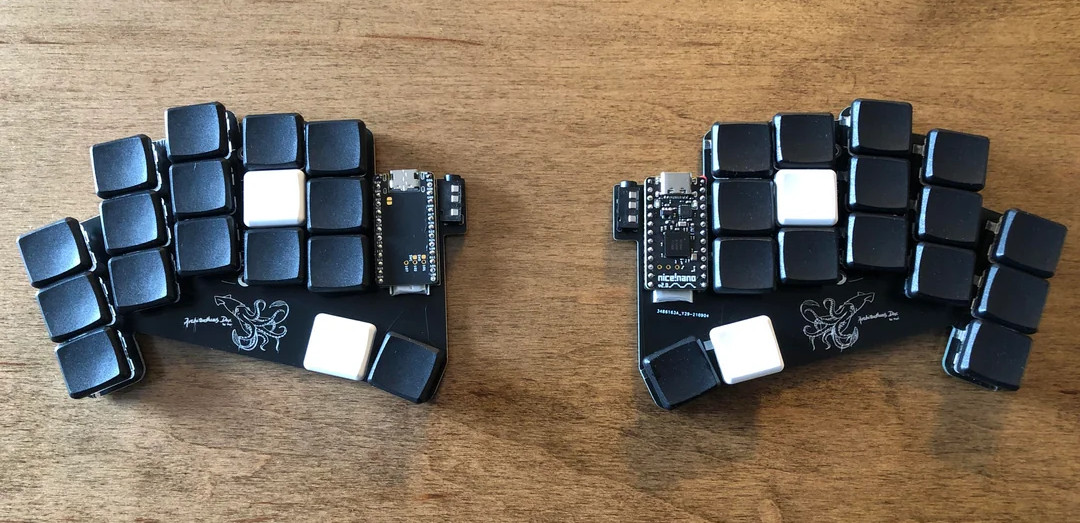 Эргономичная 34-клавишная сплит-клавиатура Architeuthis Dux с неортодоксальным расположением клавиш.