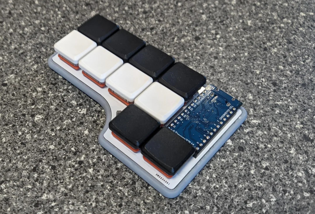 Аккордовая 10-клавишная клавиатура РИСАТЕНО (RISATENO), предназначенная для ввода одной рукой.