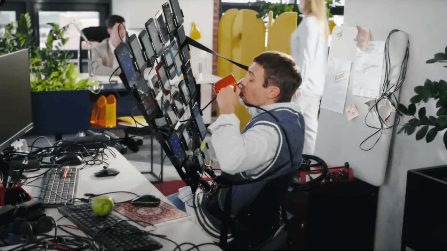 Комичная сцена с переносной мобильной фермой с более чем 20 устройствами.