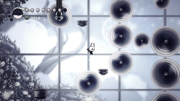 Персонаж преодолевает препятствия. Кадр из Hollow Knight.