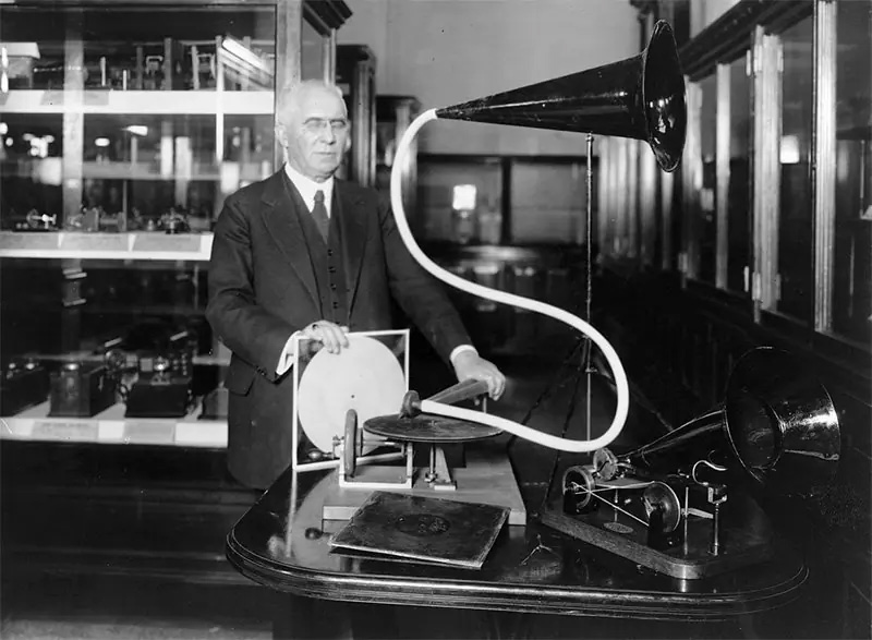 Берлинер с граммофоном.