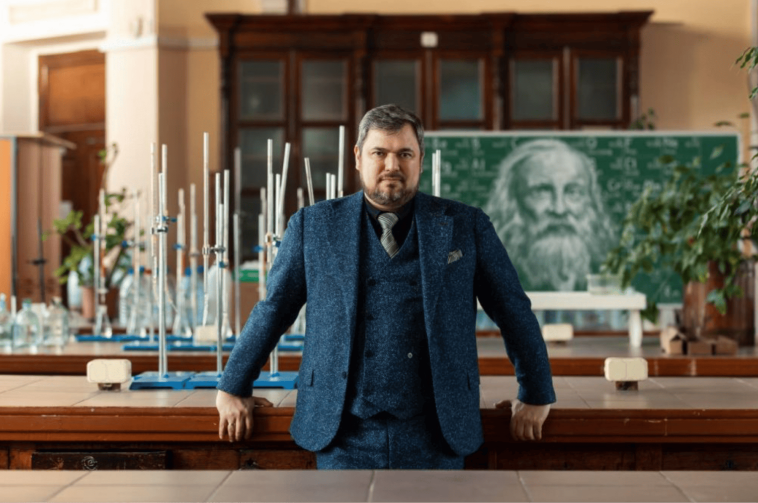 Фотография Андрея Иванова — профессора, который изучает химию ацетилена.