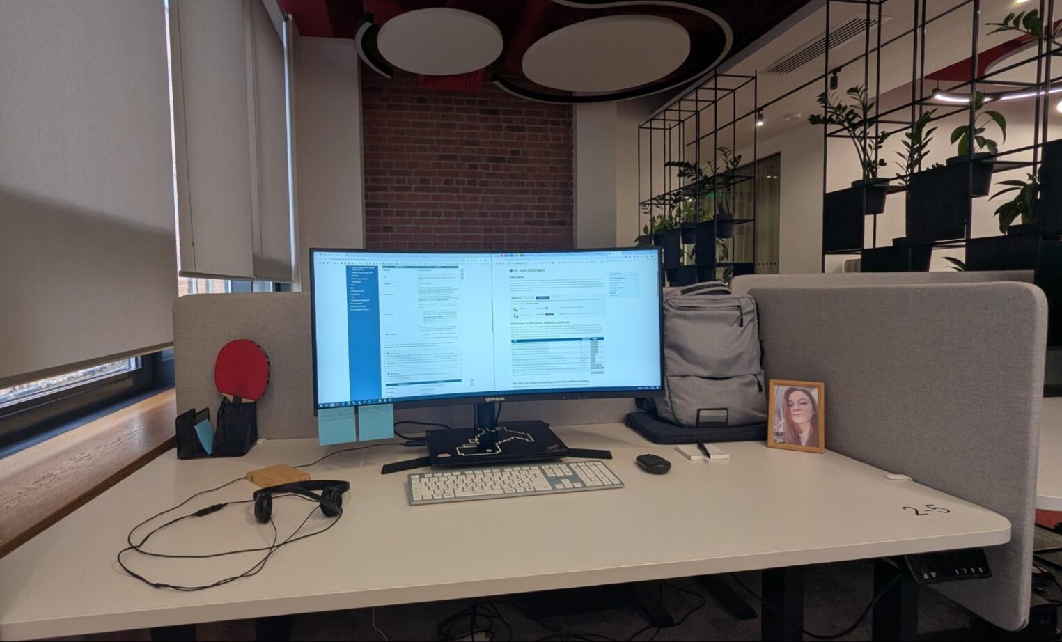 Фотография рабочего места автора в офисе.