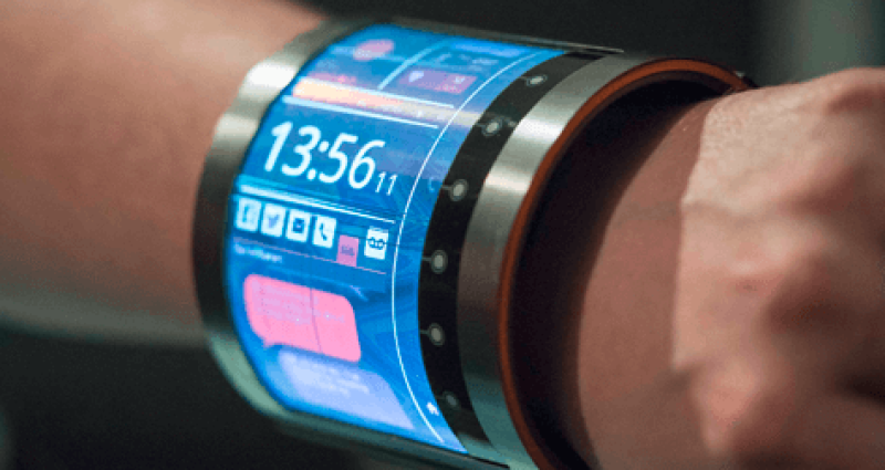 Фотография гибких смарт-часов на руке.