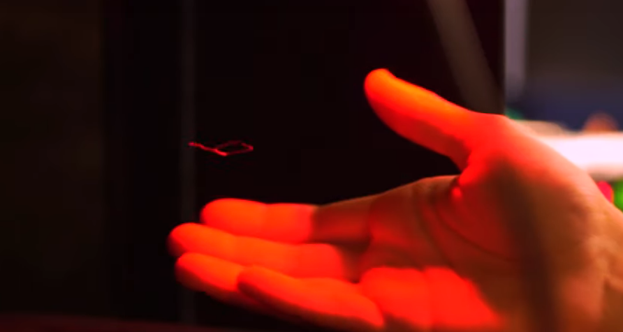 Демонстрация голограммы на базе лазерно-индуцированного пробоя.