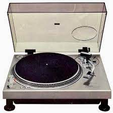 Проигрыватель Technics SL-1200. 