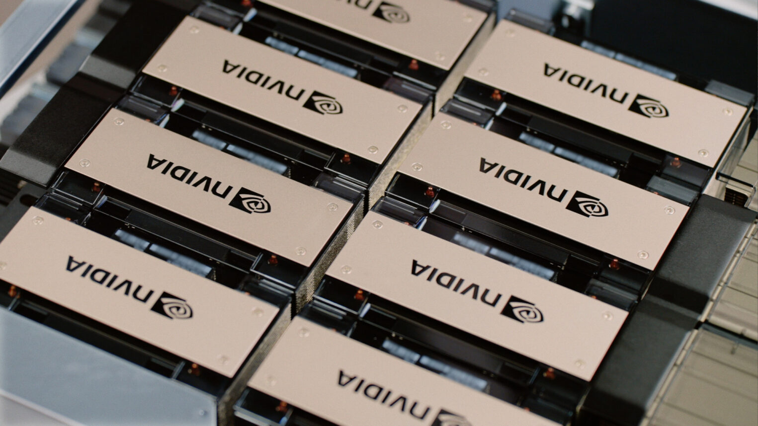 Несколько GPU NVIDIA H200 в форм-факторе SXM, установленные в серверную платформу HGX.