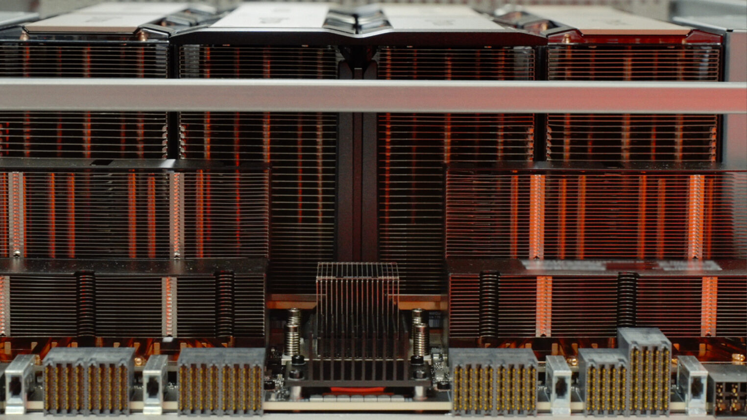 Внутреннее устройство сервера HGX 8xH200 SXM: вид на систему охлаждения процессоров и GPU-ускорителей.
