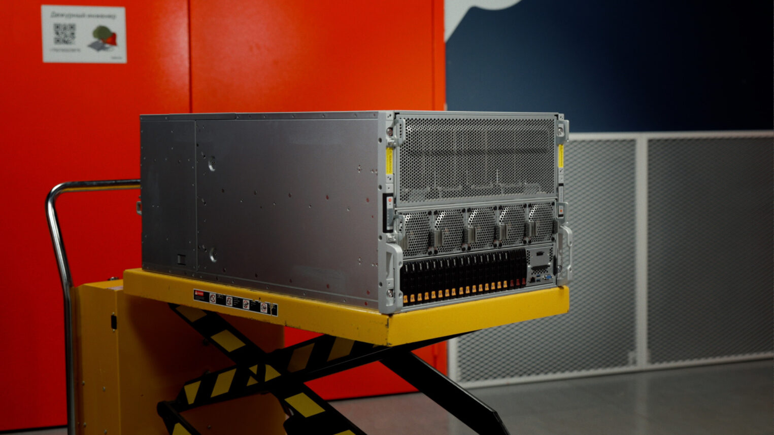 Сервер HGX с восемью GPU H200 SXM на монтажном столе в дата-центре Selectel.