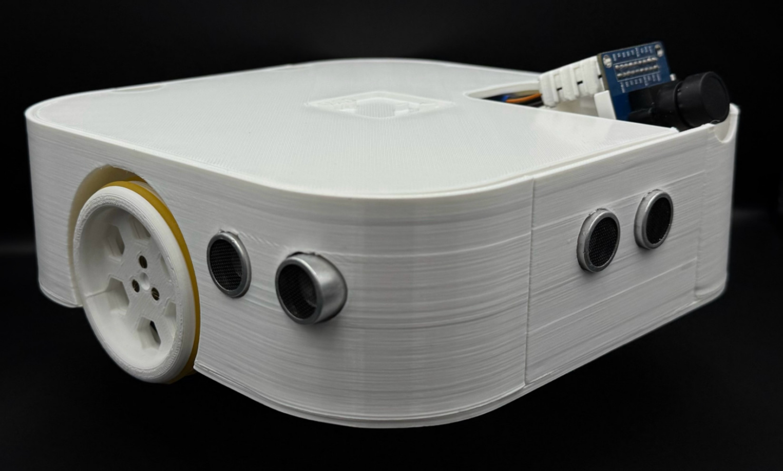 Фотографии готового прототипа робота на платформе ESP32. При сравнении с иллюстрацией выше видна разница между цифровой моделью и реальным устройством.