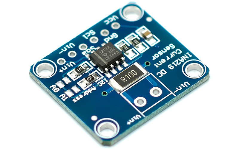 Модуль датчика тока и напряжения INA219, подключенный по шине I2C для мониторинга состояния аккумулятора робота.