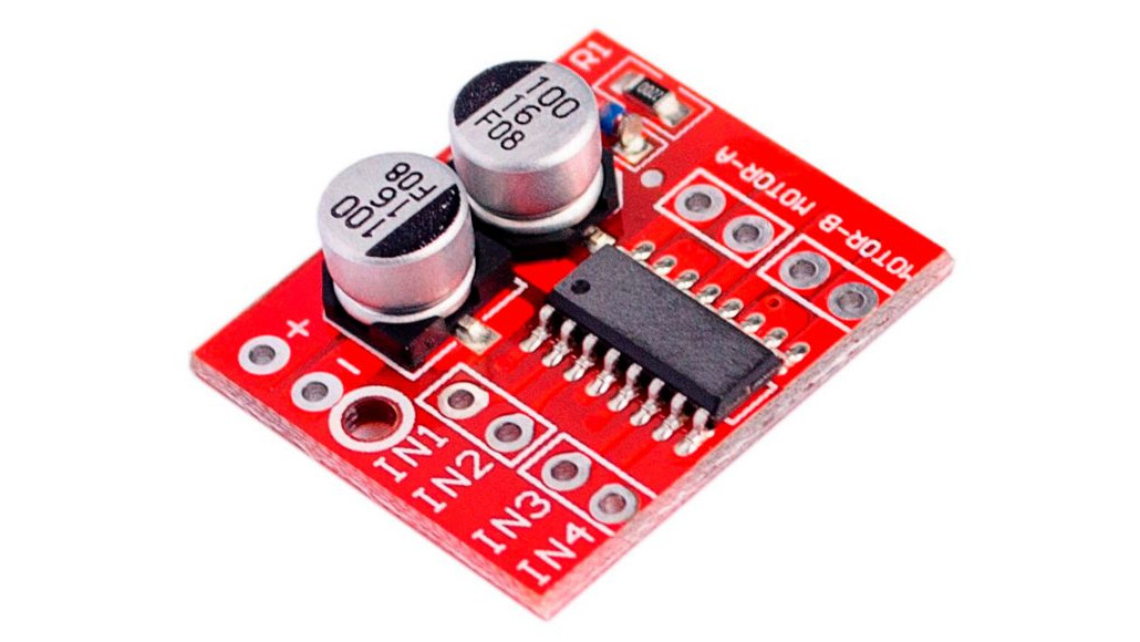 Компактный двухканальный драйвер двигателей MX1508, используемый для управления скоростью и направлением вращения двух моторов робота.