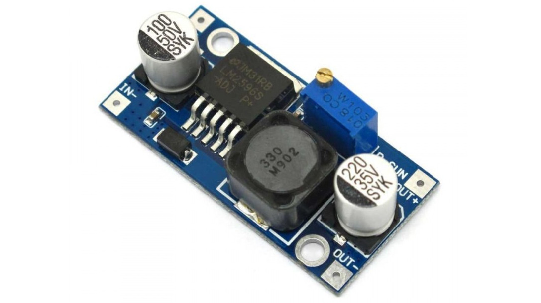 Понижающий DC-DC преобразователь на базе чипа LM2596, который формирует стабильное напряжение 5 В для питания электроники робота.