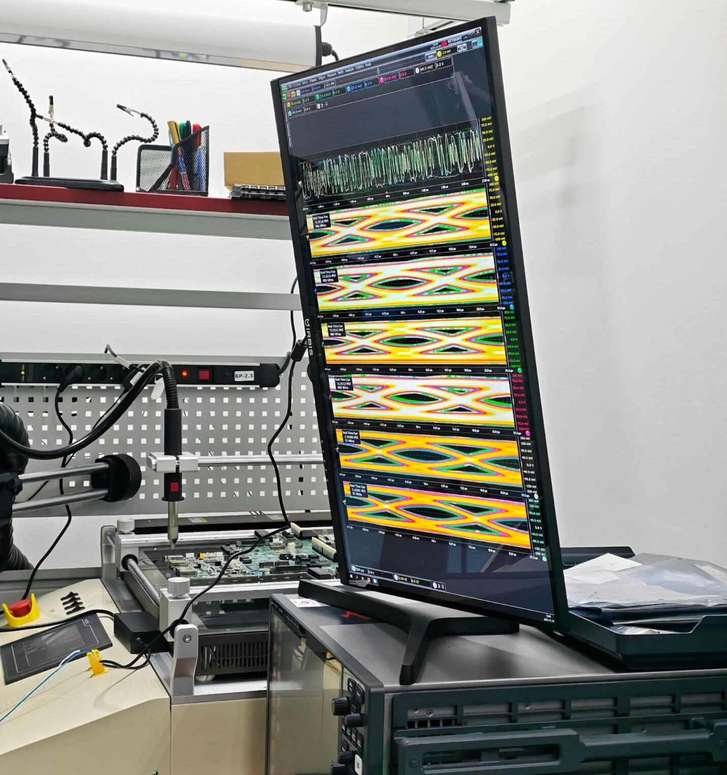 Монитор с результатами тестирования сигнала PCIe Gen 5 на серверной платформе Selectel.