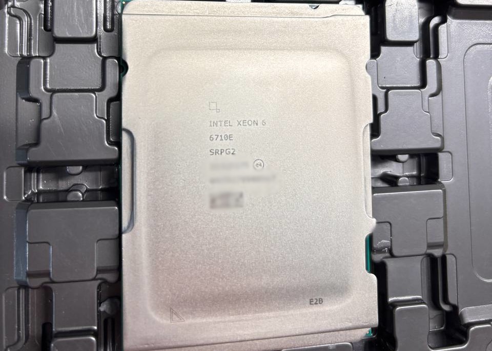 Процессор Intel Xeon 6 6710E (Sierra Forest) в транспортировочной упаковке.