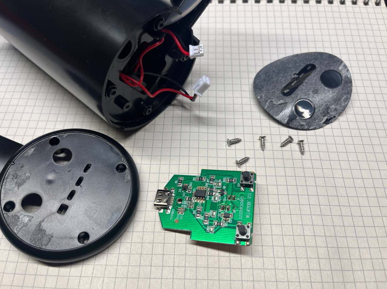 Помпа в разборе: корпус, винты, плата с контроллером.