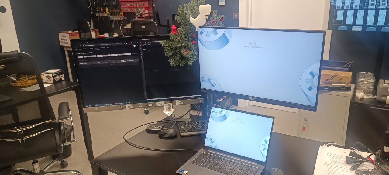 Фотография рабочего места инженера в дата-центре.