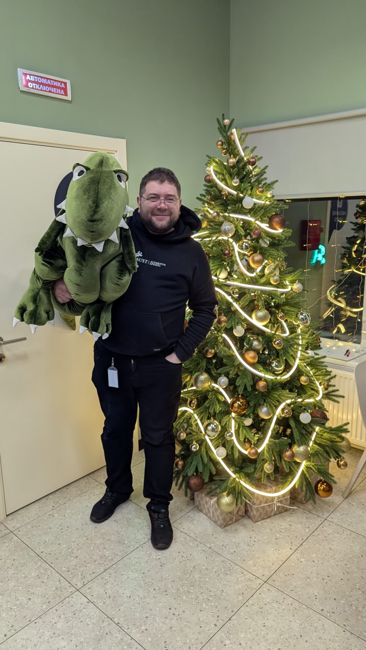 Фотография Виталия с Тирексом.