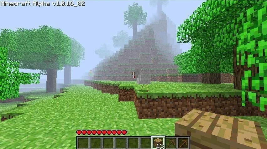 Туманный пейзаж из старой версии Minecraft Alpha. Вдалеке видна пирамида и размытый силуэт Херобрина — персонажа городской легенды, у которого отсутствуют зрачки.