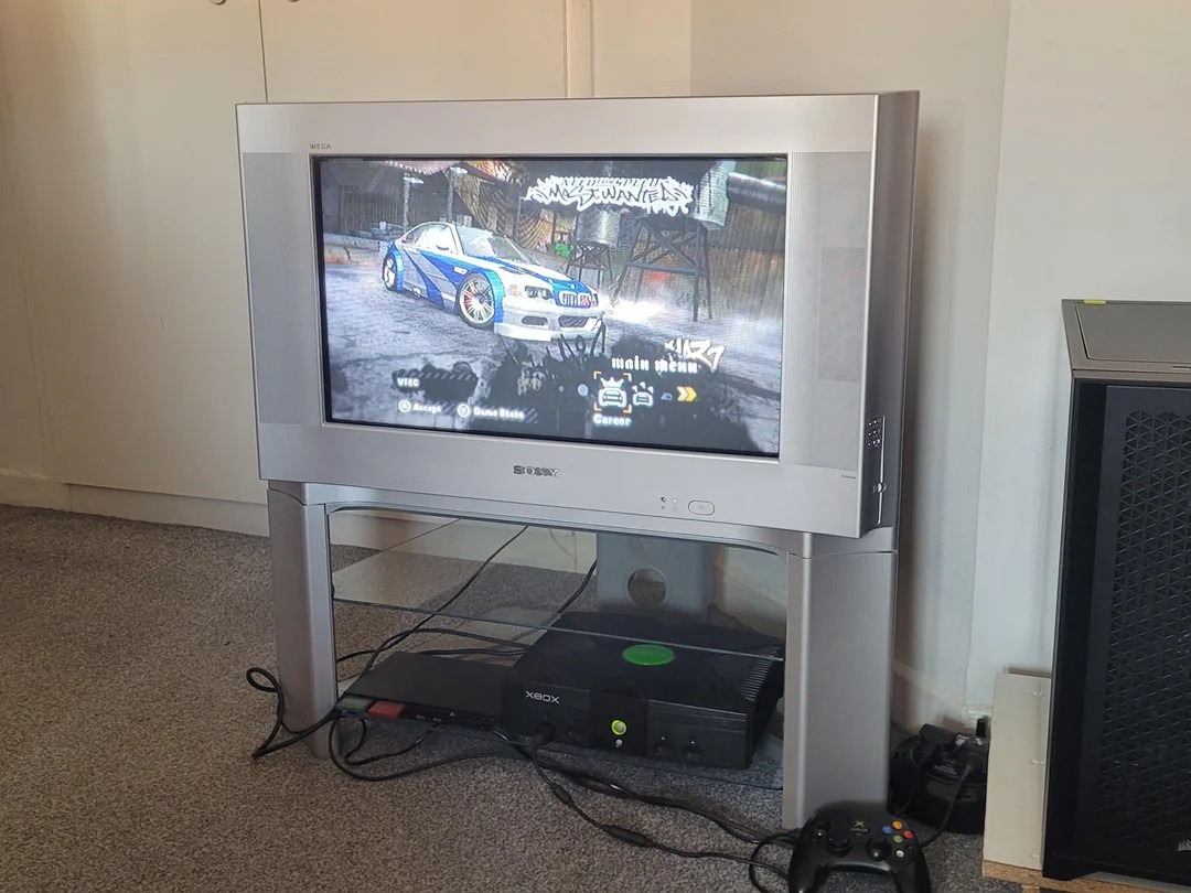 Фотография старого телевизора Sony. На экране видно, что запущен гоночный симулятор.
