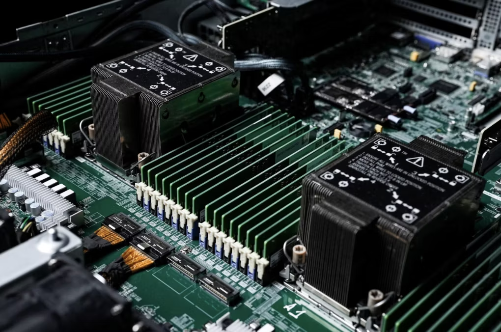 Фотография профессиональной серверной материнской платы Selectel Server в сборе. Видны установленные радиаторы охлаждения процессоров и плотно расположенные слоты оперативной памяти, что подчеркивает сложность топологии и плотность компоновки.