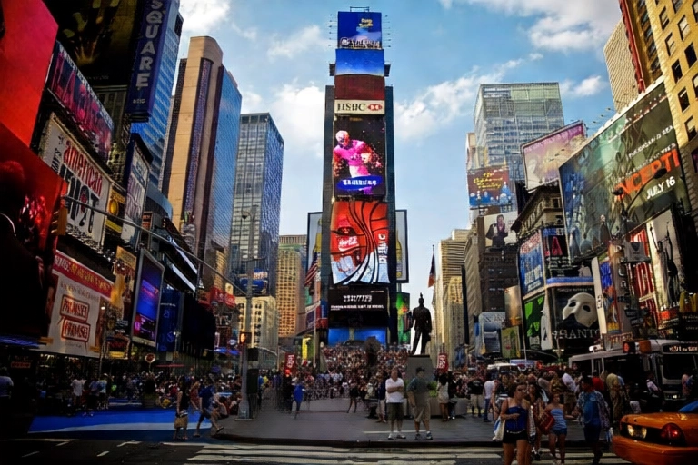 Первый сгенерированный слой из фото Таймс-сквер, который на первый взгляд не многим отличается от исходника.