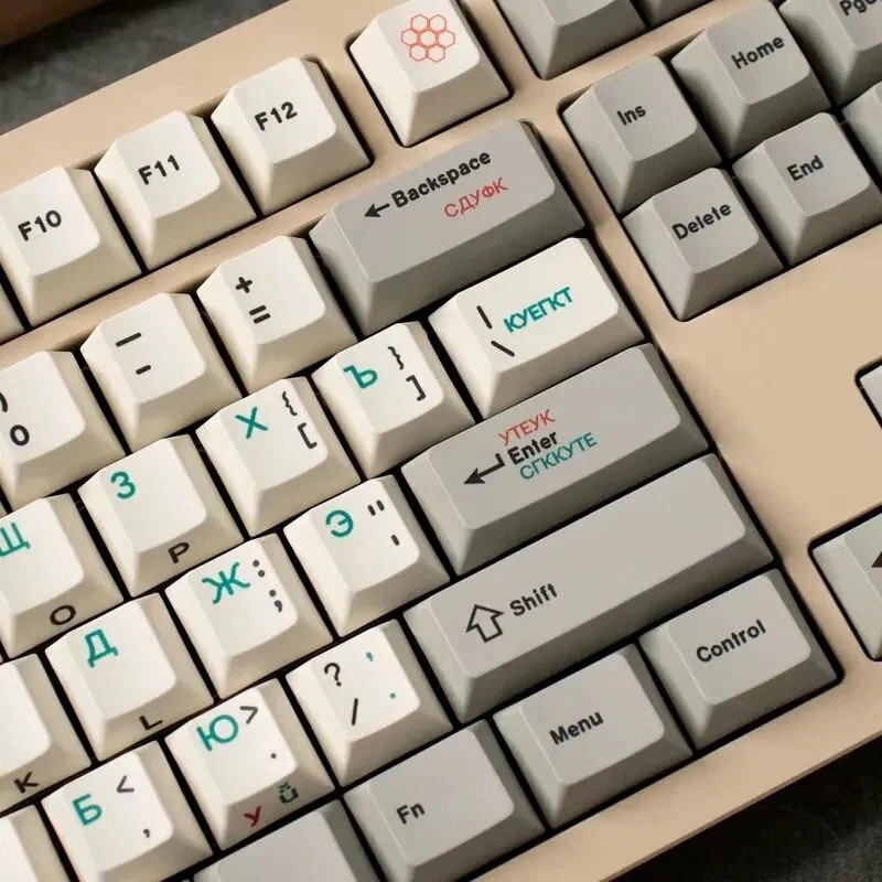 Бежевые колпачки со странными надписями СДУФК, КУЕГКТ и УТЕУК вместо сервисных клавиш.