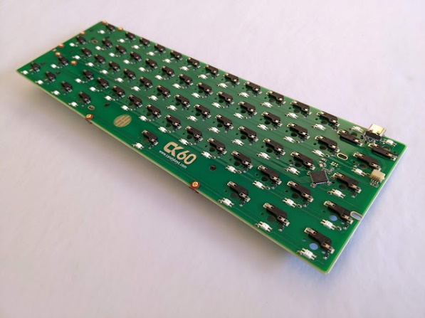 Печатная плата (PCB) CK60 ISO зеленого цвета с разъемами для горячей замены переключателей (hotswap).