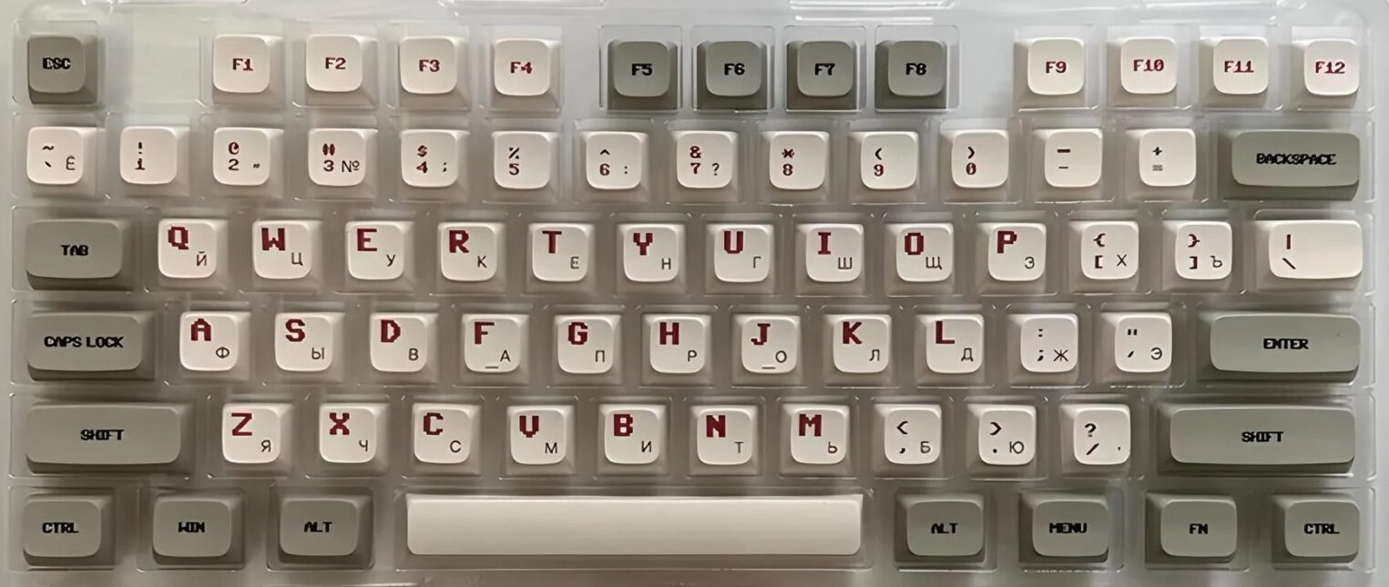 Пример неудачного набора белых колпачков со странным шрифтом и бордовой кириллицей.