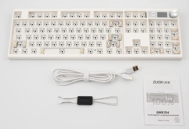 Комплектация базы Zuoya GMK104 белого цвета: корпус с экраном, кабель USB-C, инструмент для снятия клавиш и инструкция.
