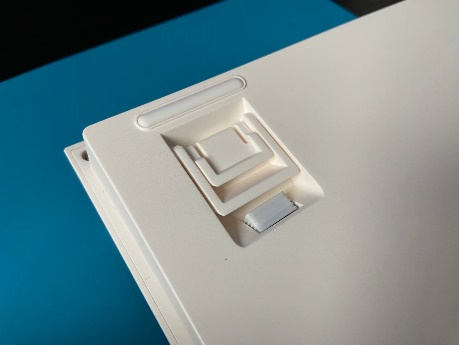 Пластиковая защелка на верхней крышке белого корпуса клавиатуры Zuoya.