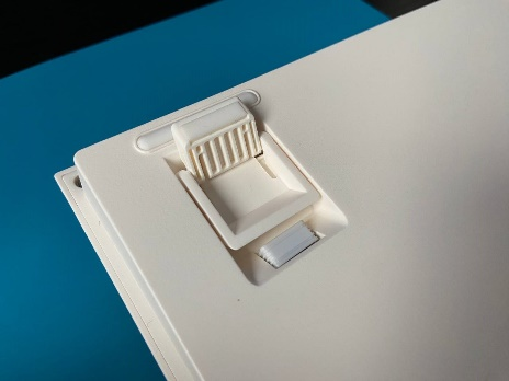 Задняя панель клавиатуры с откидной ножкой.