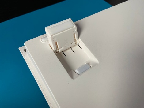 Задняя панель клавиатуры с полностью откинутой ножкой.