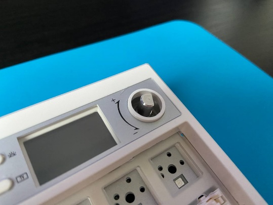 Правый верхний угол клавиатуры со снятым регулятором громкости, виден металлический штифт.