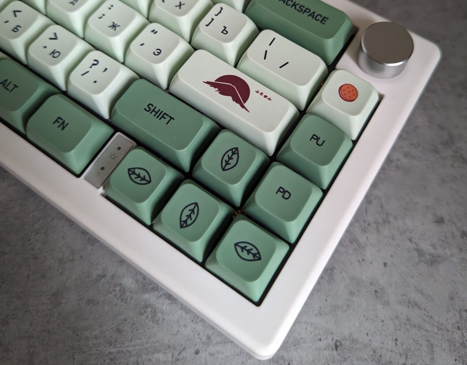 Зелено-белый набор колпачков со спорным дизайнерским решением: иконками листьев вместо стрелок.