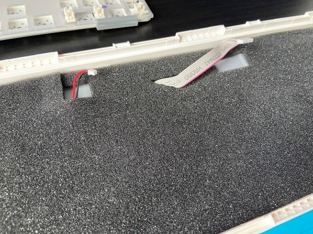 Видны зарядный и аккумуляторный кабели.