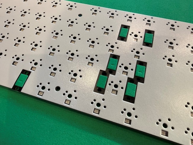 Моддинг печатной платы продолжается. Прямоугольники зеленого фоамирана под посадочные места стабилизаторов наклеены.