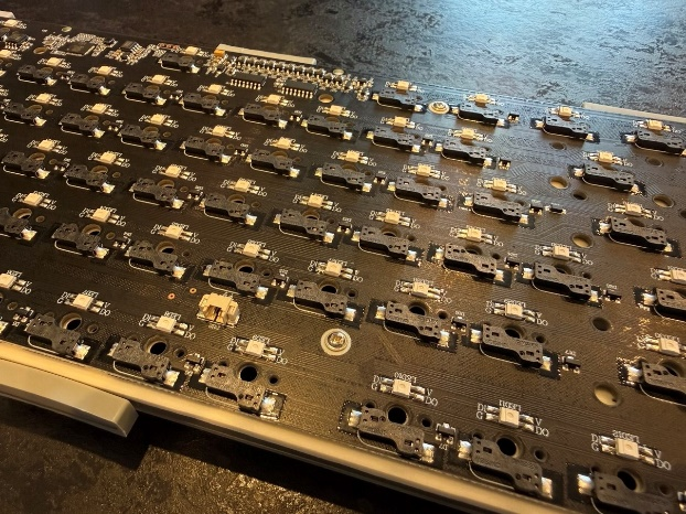 Обратная сторона черной печатной платы со светодиодами и сокетами для контактов.