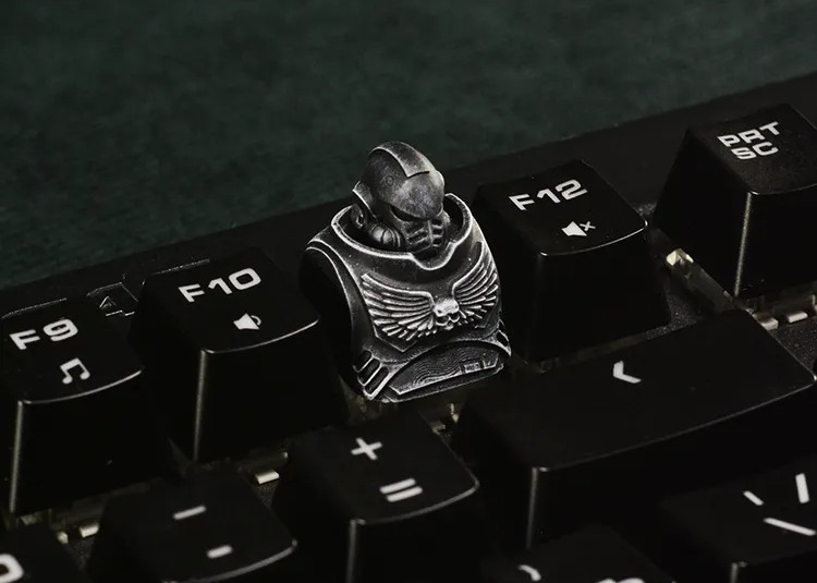 Артизан: кастомный металлический колпачок для клавиатуры в виде детализированного доспеха космодесантника.