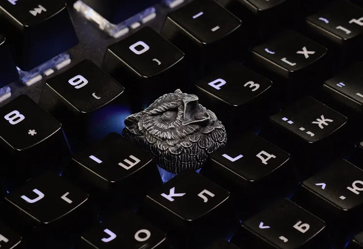 Артизан: кастомный темно-серый колпачок сложной формы в виде головы совы.