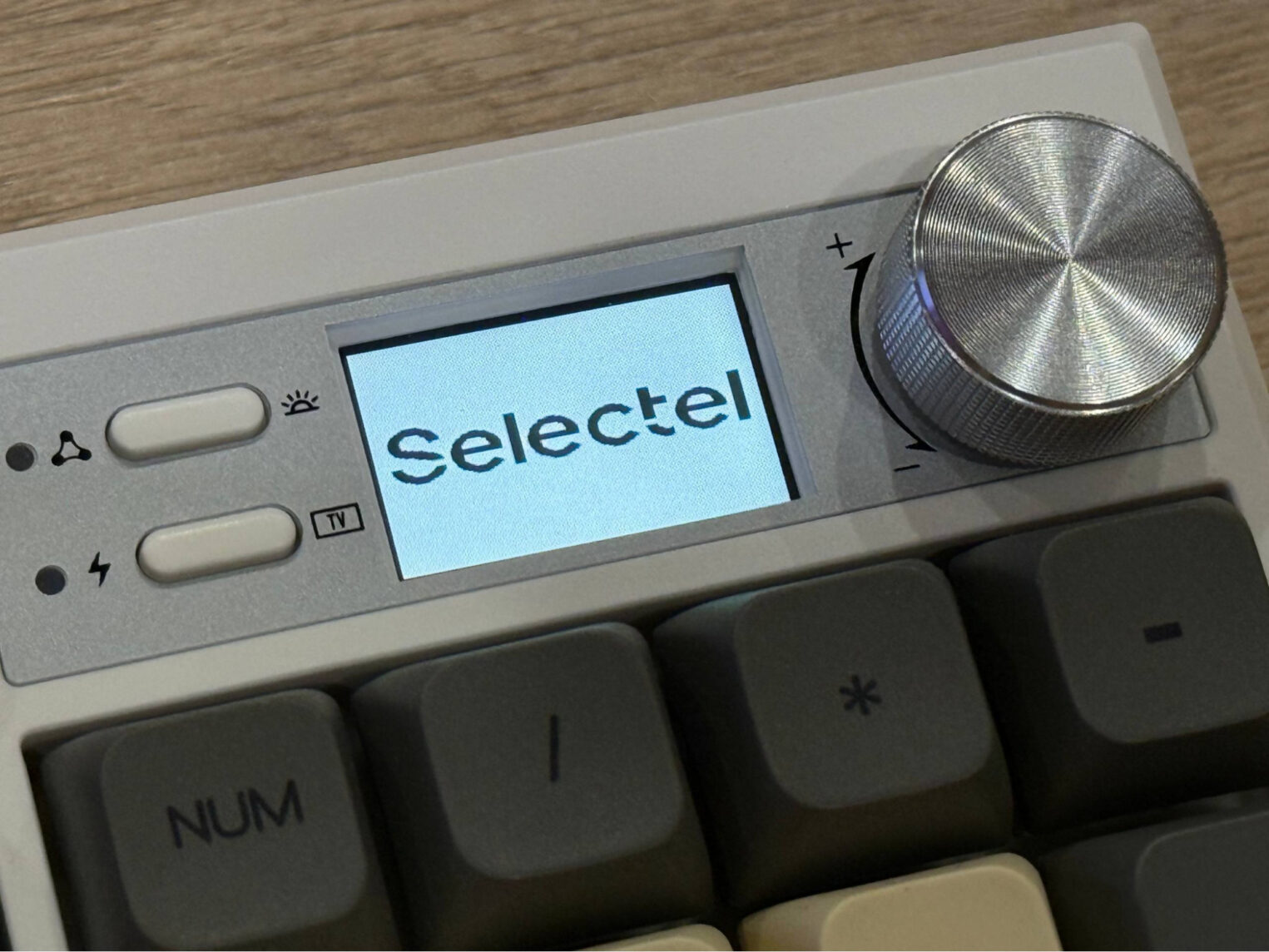 Встроенный экран готовой механической клавиатуры, на котором выведен логотип компании Selectel.