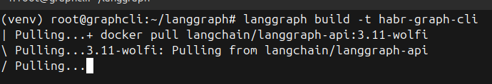 Выполнение команды langgraph build и автоматическая загрузка Docker-образа langchain/langgraph-api в терминале Linux.